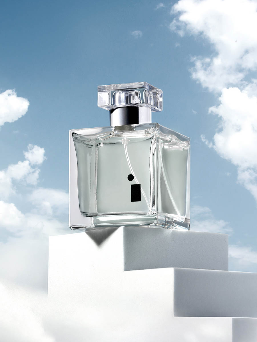 Illuminum London fragrance bottle with floral ingredient composition 4