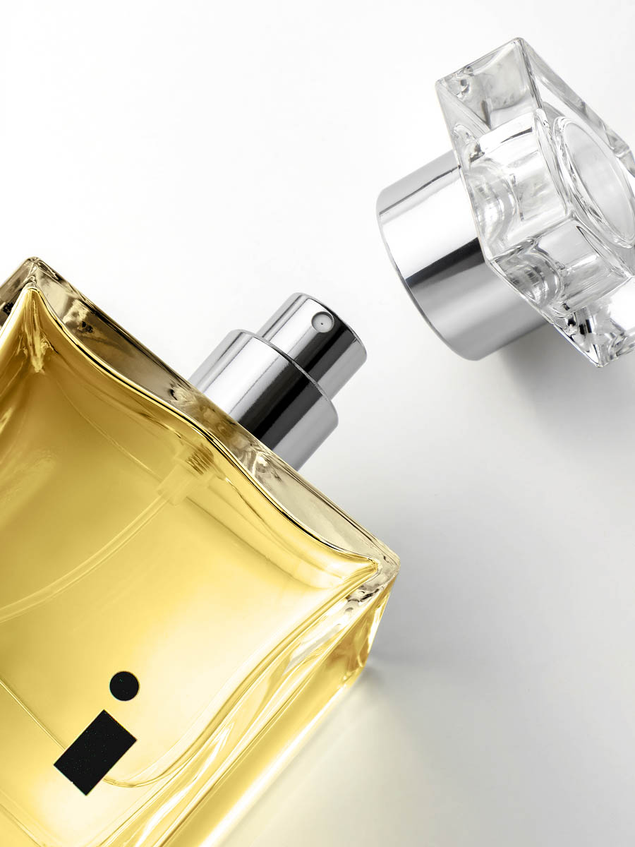Ecommerce perfume packshot showing bottle and packaging 5
