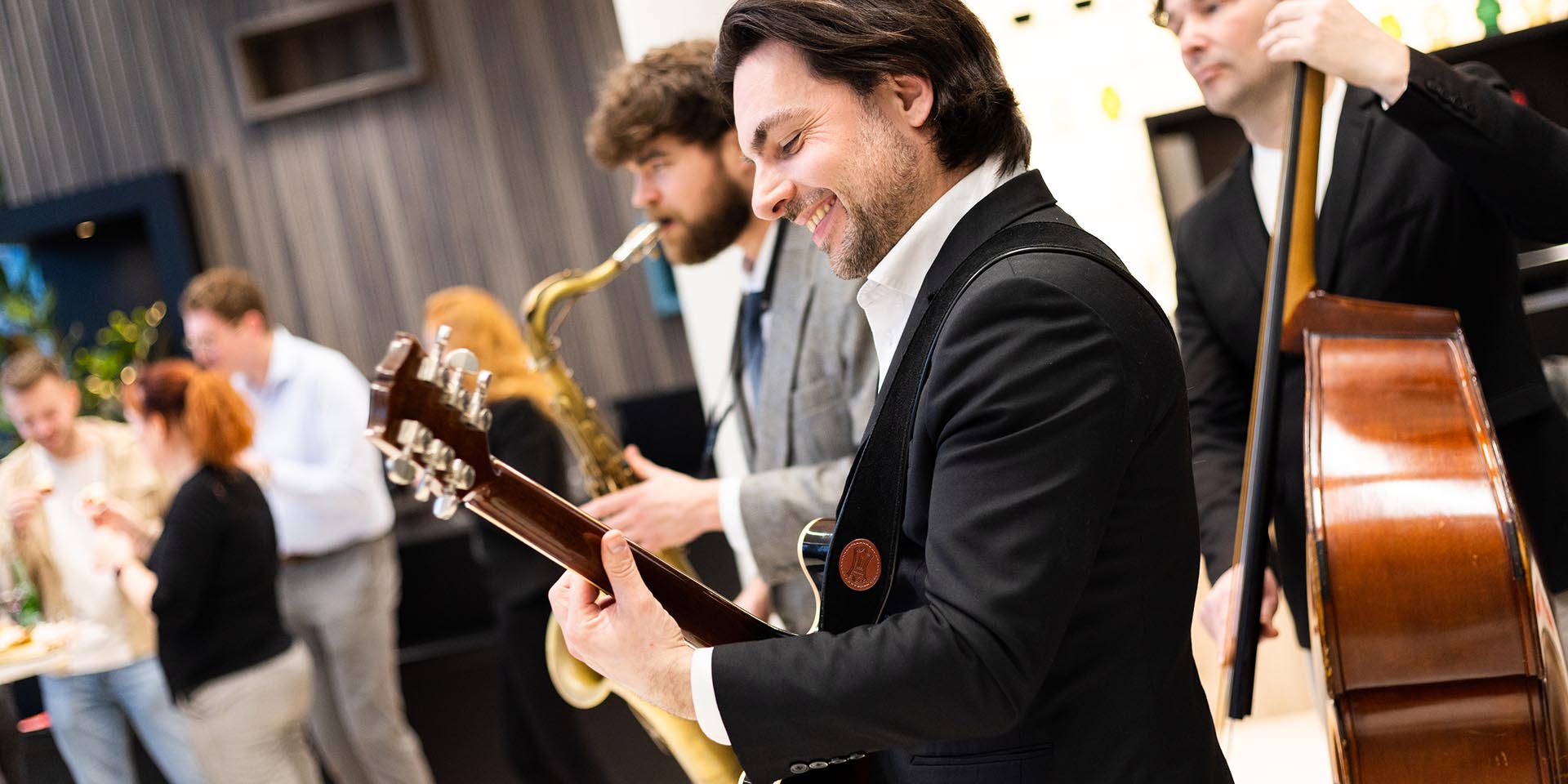 Candid conversation between guests at a business event in Eindhoven 14