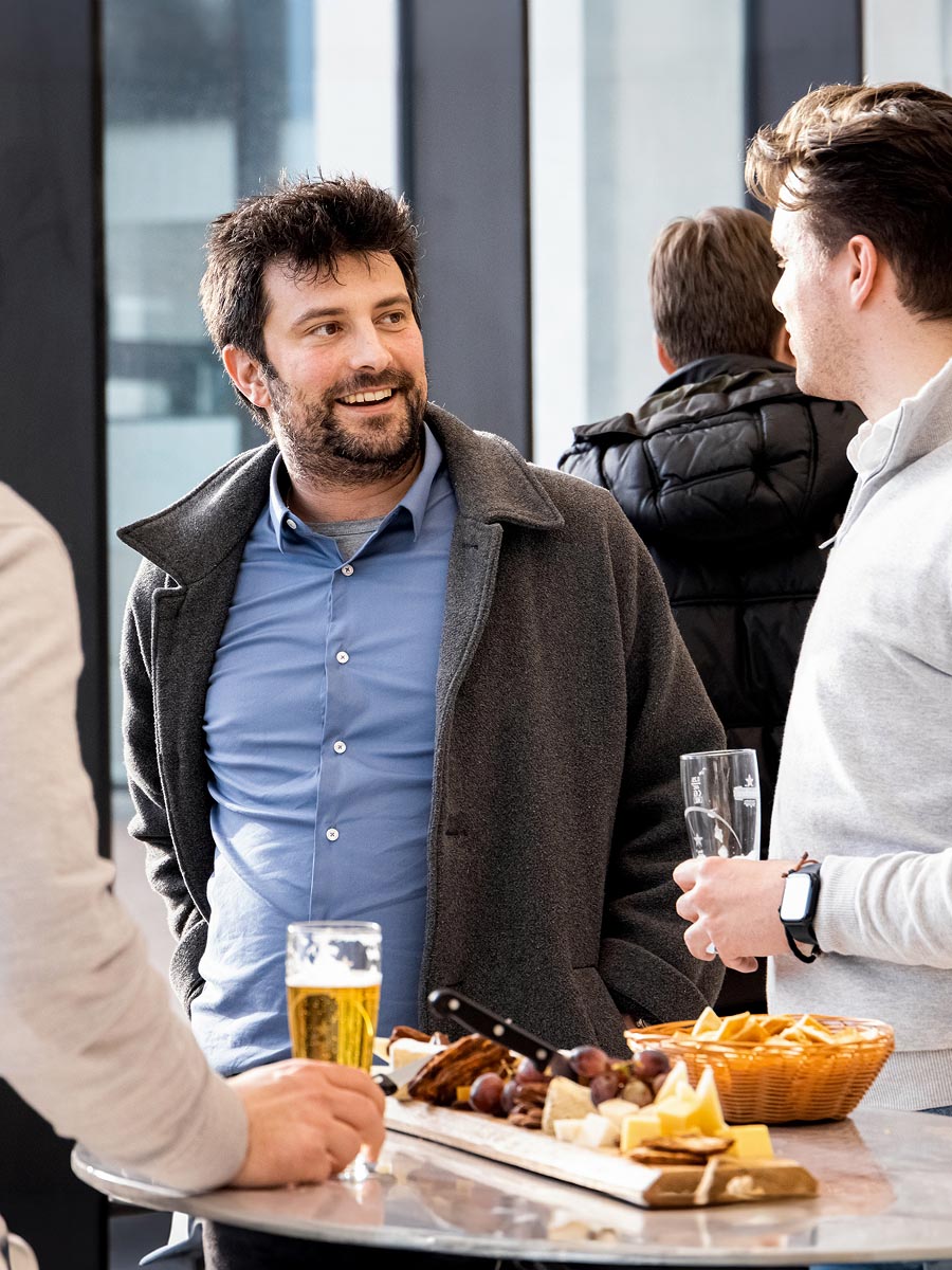 Business professionals enjoying live music at an Eindhoven event 10