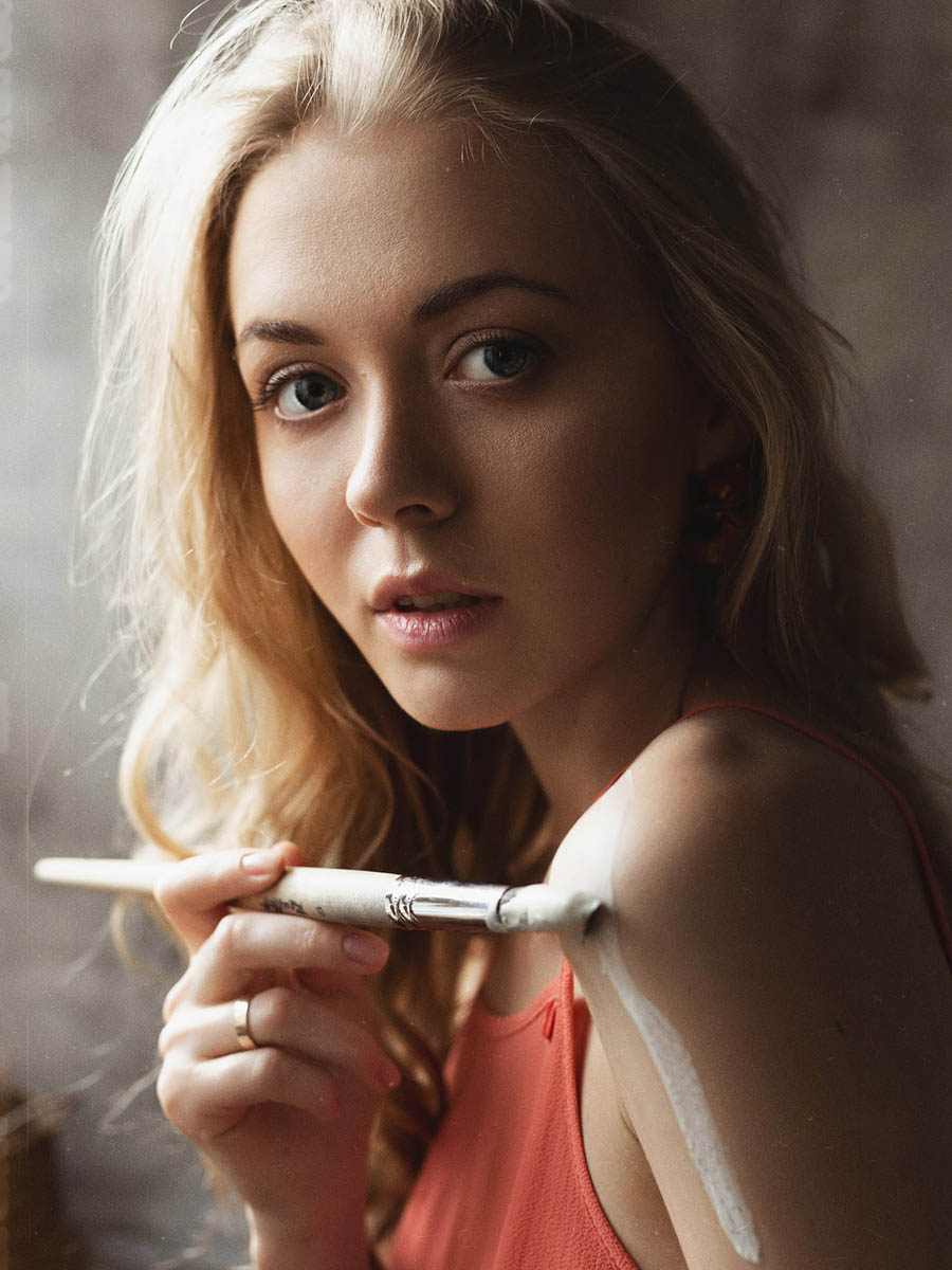 Creative editorial portrait of a female model in an art studio in Maastricht 11