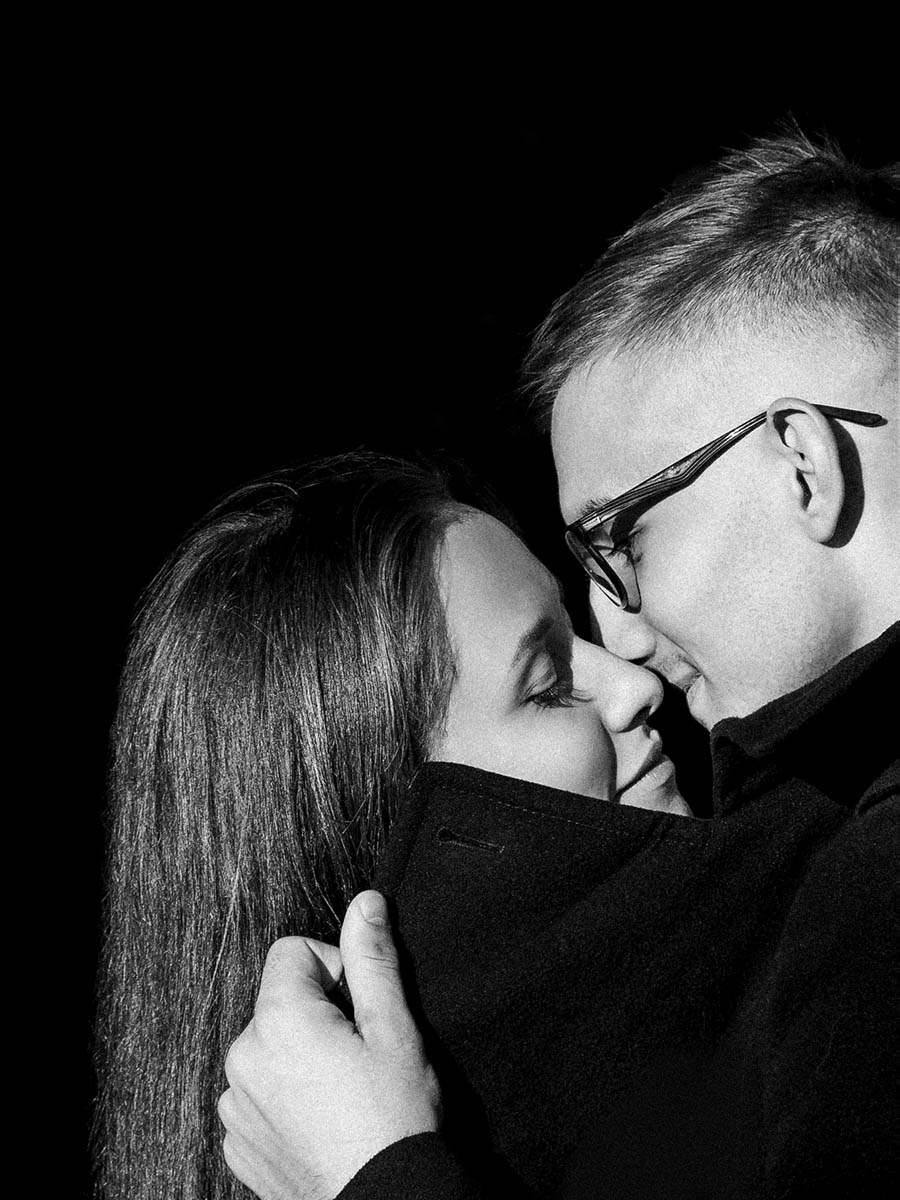Editorial couple walking through the city during an outdoor photoshoot 5