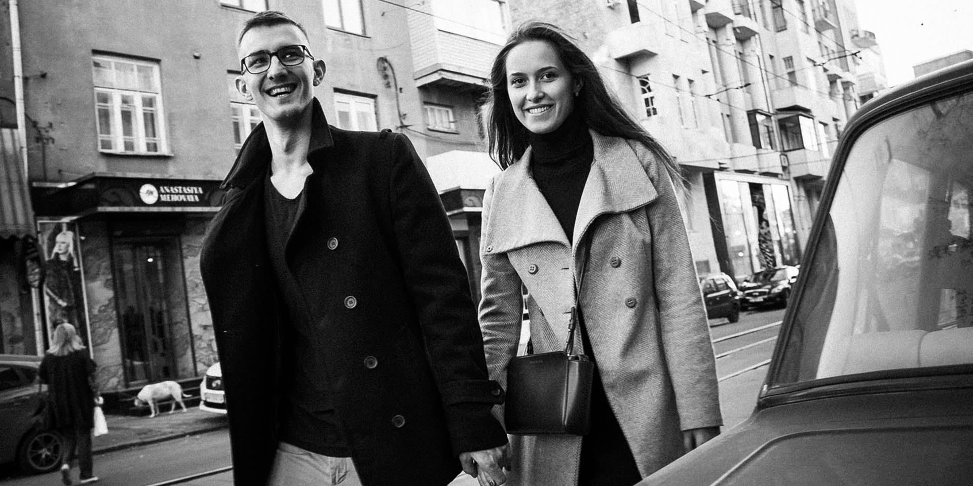 Urban couple portrait using a parked car as a foreground element 6
