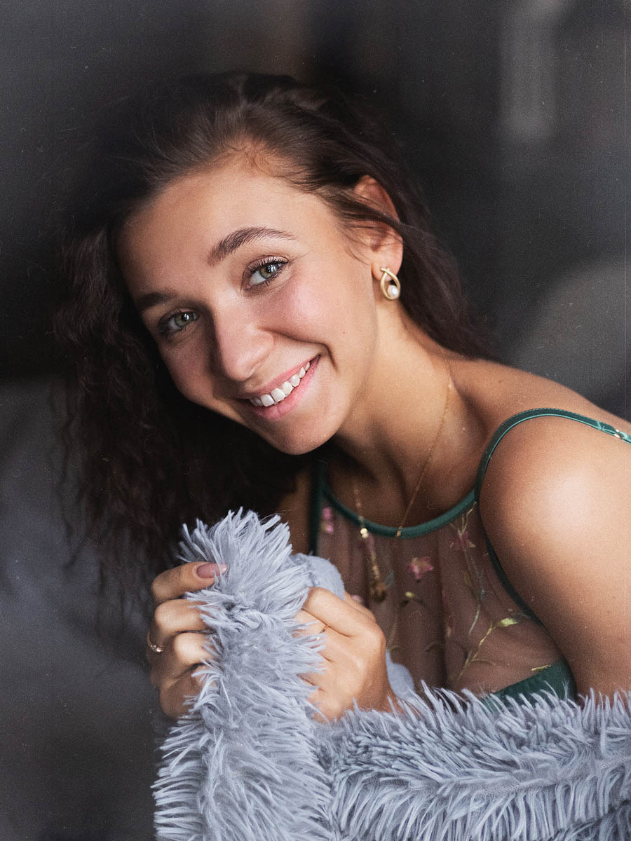 Editorial studio portrait with pink blossoms and soft pastel styling in Maastricht 11