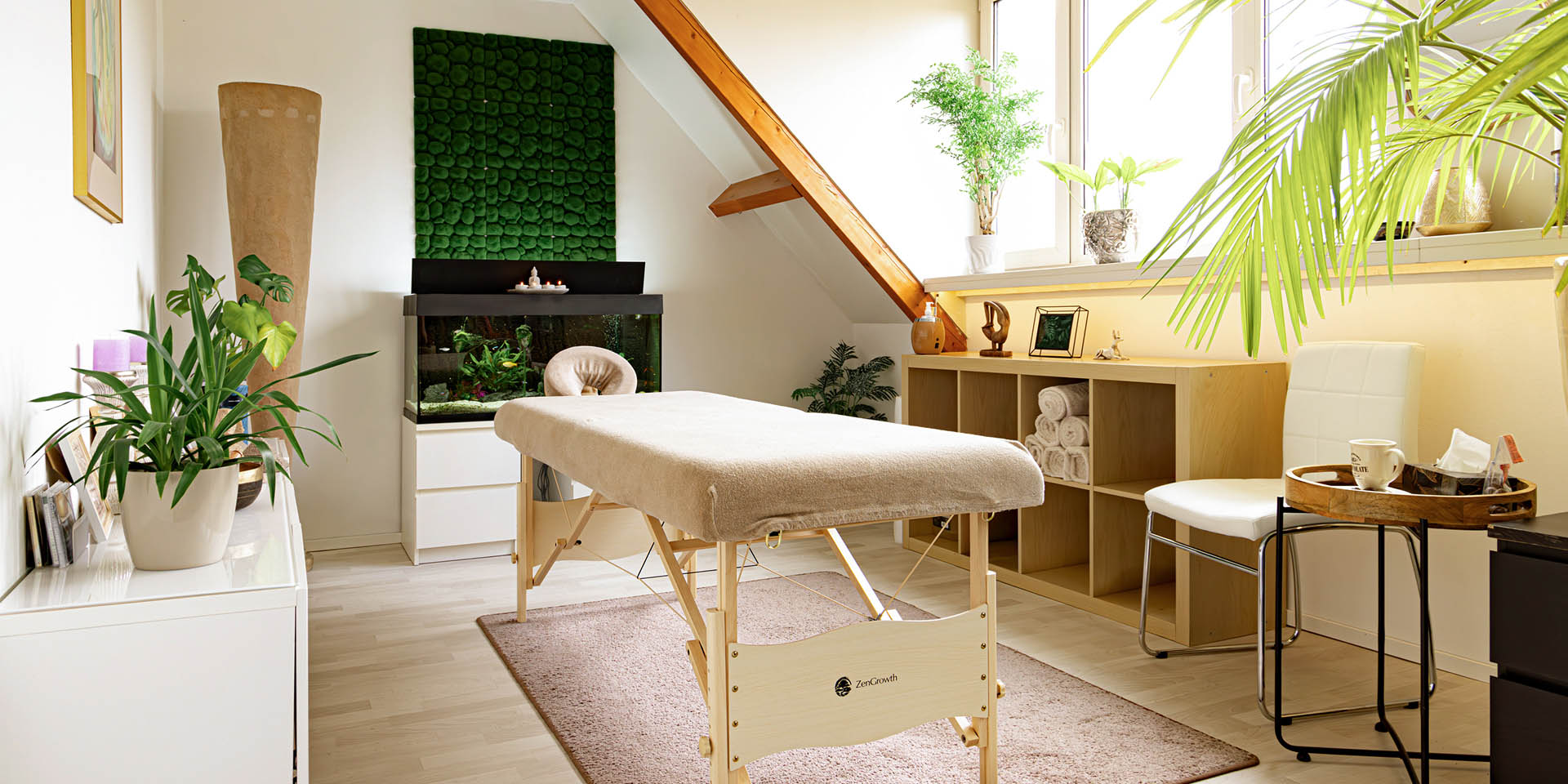 Massage therapist working with a client in an Eindhoven studio 4