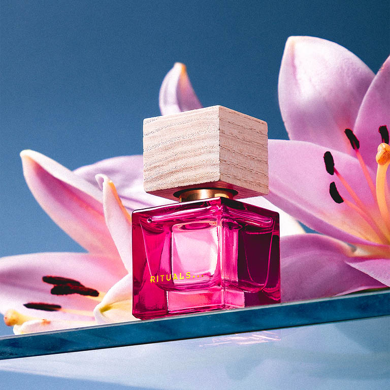 Luxury perfume bottle packshot on a clean background 1